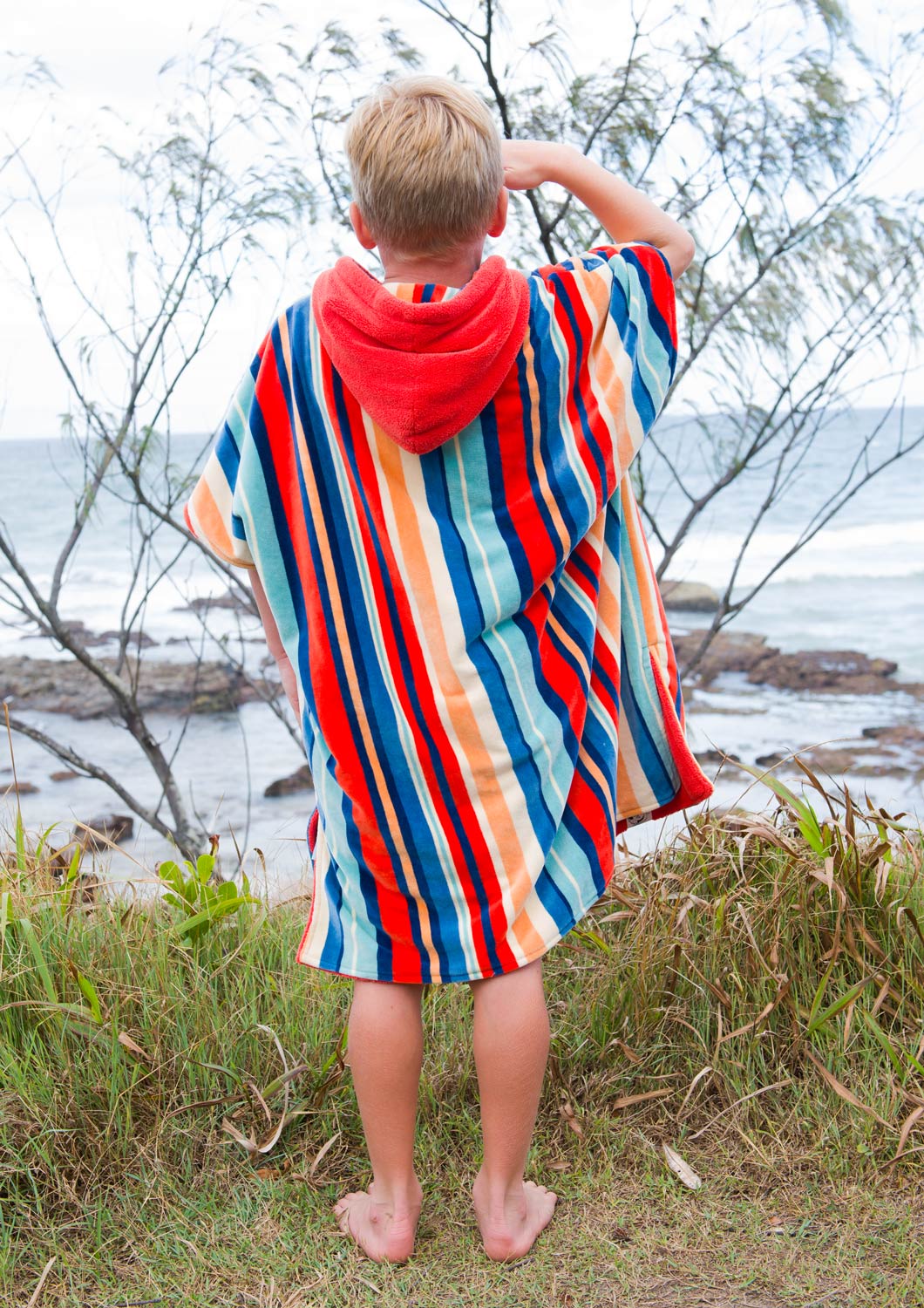 This soft and absorbent surf poncho is perfect for the beach, doubling as a changing robe, hooded towel, or beach poncho, making it an ideal towel poncho for staying warm and dry after swimming or surfing